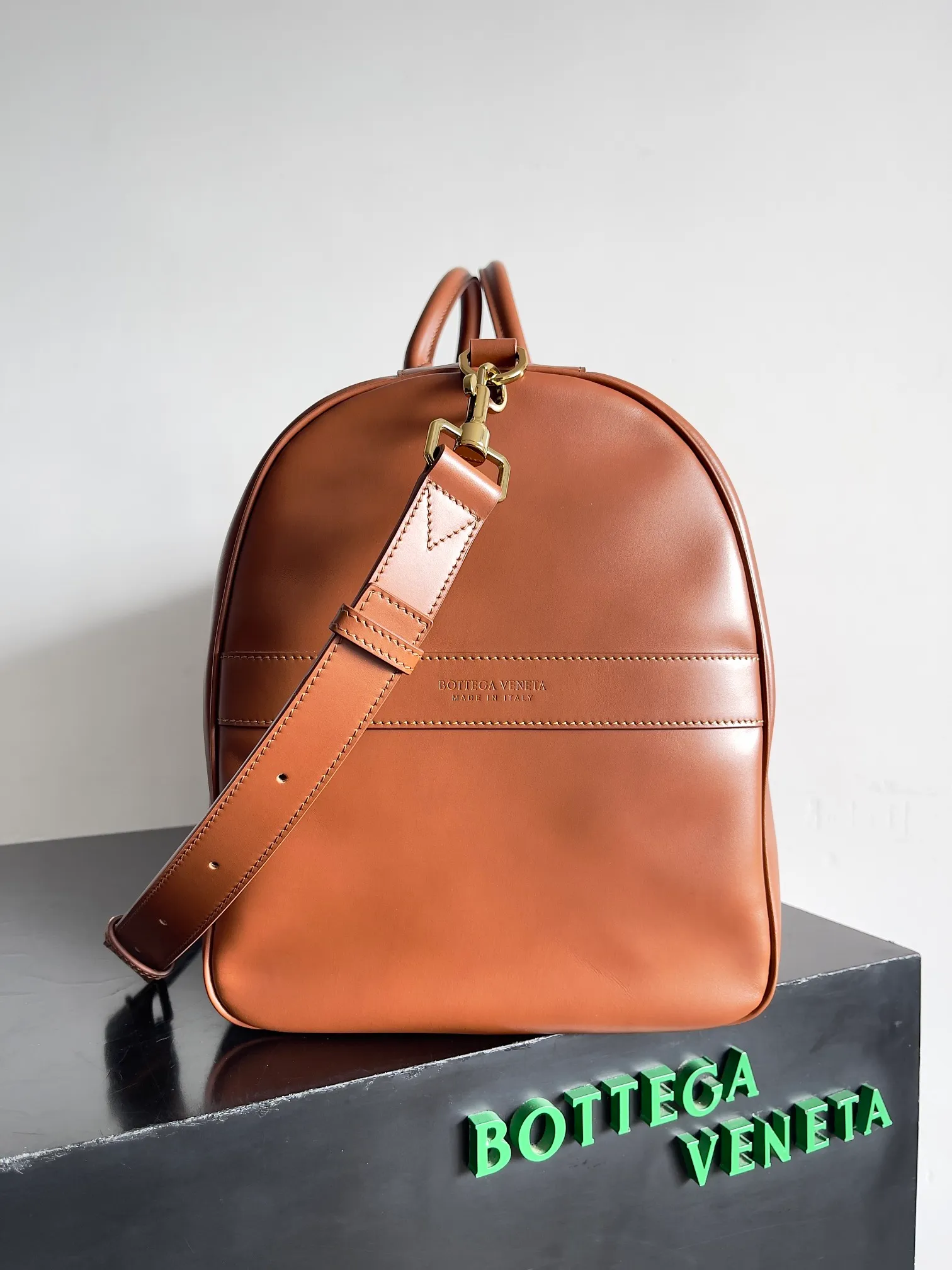 Batch 3240 Bottega Veneta's new travel bag is a super retro glossy leather travel bag with leather piping of the same color, equipped with handles and shoulder straps of the same color, double zipper closure, classic design, simple and elegant, the leather is soft and durable, and it adds a unique texture as time goes by. In terms of capacity, it can fully meet daily needs, and its practicality is perfect💯. Carrying it on your back will always turn heads when you go out. Style number: 795287 (650066) Size: 55*29*24cm